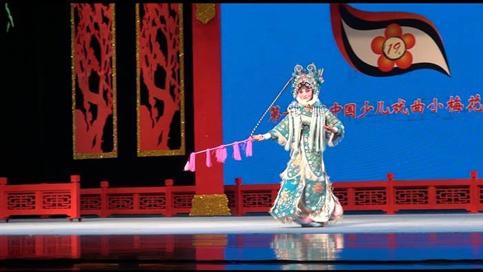 菏泽艺术学校学生李曰涵