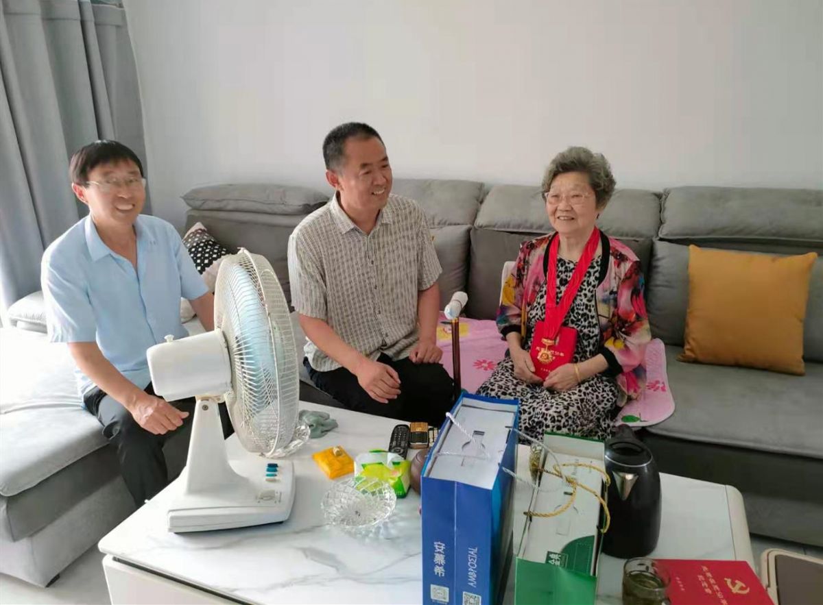 艺术学校慰问老党员颁发“光荣在党50年”纪念章