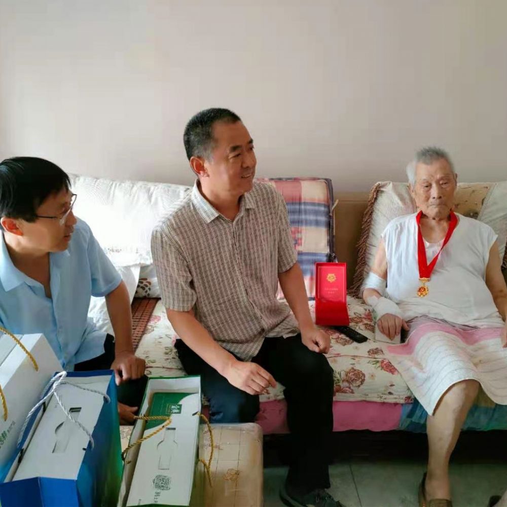 艺术学校慰问老党员颁发“光荣在党50年”纪念章