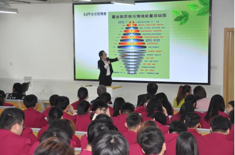 我校开展预防未成年人网络沉迷宣讲活动