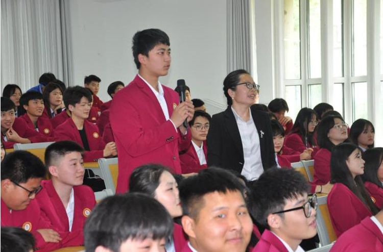 我校开展预防未成年人网络沉迷宣讲活动