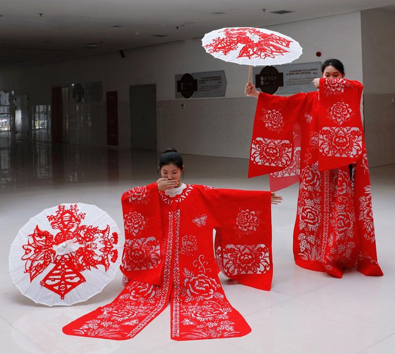 山东省菏泽艺术学校在2025全国职业院校师生非遗工艺美术作品创意大赛中喜获佳绩