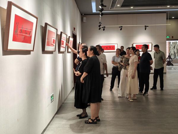 山东省菏泽艺术学校赴李荣海美术馆开展“主题党日”活动