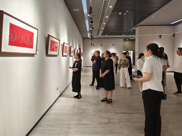 山东省菏泽艺术学校赴李荣海美术馆开展“主题党日”活动