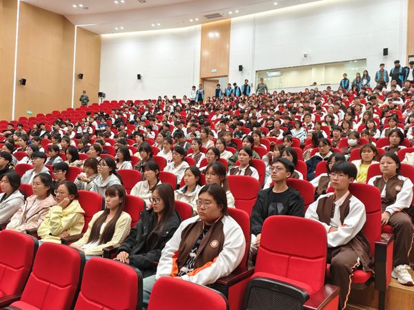 山东省菏泽艺术学校举行心理健康教育讲座