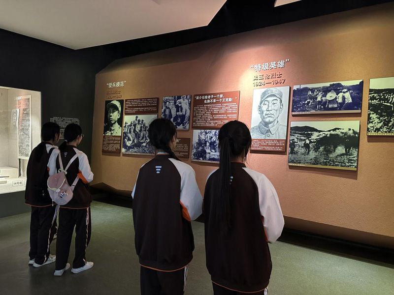 “缅怀革命先烈 传承红色基因” 