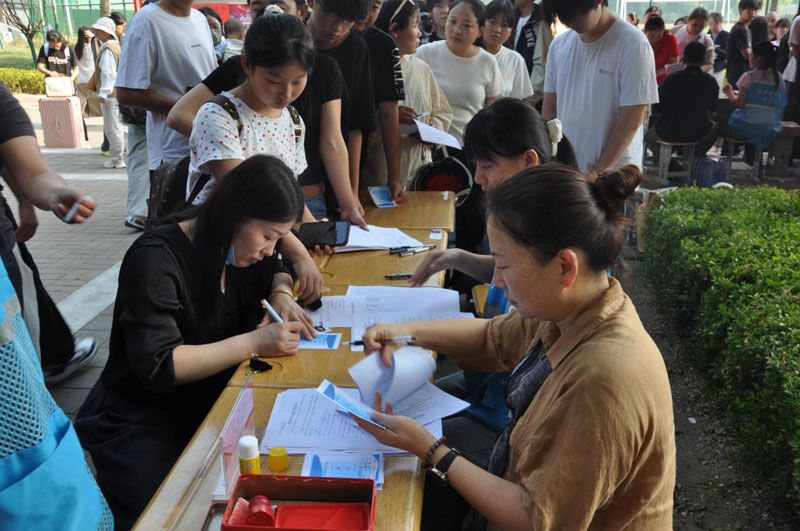 秋启新程 艺绽芳华——山东省菏泽艺术学校2026级新生报到纪实